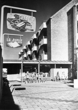 Bredalsparkens Butikstorv, 1950’erne.
Kun 7% af beboerne havde bil. Derfor var det godt at kunne hente varerne tæt på eller få dem bragt til døren.