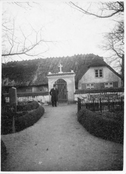 Lars P. Mortensens gård lå over for kirken. Der hvor Hvidovrevej løber i dag, løb Hvidovre Torvevej, en noget smallere grusvej.