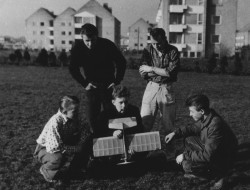 Unge drenge leger med svæveflyver på Bredalsgårdens mark, ca. 1956.