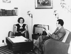 Ægteparret Færch i dagligstuen i deres lejlighed i Bredalsparken, 1958.