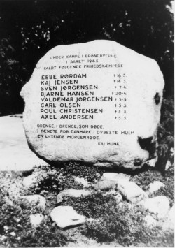 Mindesten ved Brøndbyøster Kirke med navne på alle de frihedskæmpere der faldt i Brøndbyerne under Besættelsen, blandt andre den kun 20-årige Bjarne Louis Hansen.