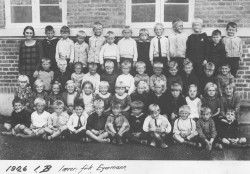 1.b i 1926 med deres lærerinde frk. Eyermann.
