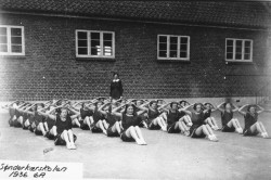 6.a får gymnastikundervisning, 1936.