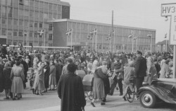 Der var flere tusinde tilskuere til indvielsen af det nye rådhus på Hvidovrevej den 19. april 1955.