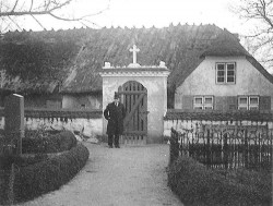 Den normale danske kirkegård kender vi som små hegnede firkanter med velordnede gange imellem og sirlig og velplejet beplantning eller som store velplejede plæner med monumental træbevoksning. Sådan var det ikke i første halvdel af 1800-tallet, hvor græs og ukrudt dominerede omkring kirken.
(Foto HLA)