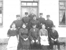 Gårdmændene i Avedøre fik ofte standsfæller på besøg i forbindelse med indkvarteringerne. De 5 soldater er alle gårdejere i kongens klæder.
Torstensgården 1.11-1914
(FotoHLA)