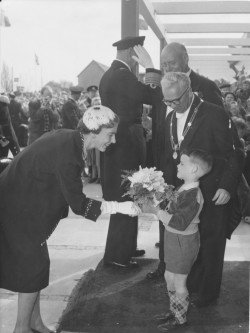 Indvielse af Hvidovre Rådhus 19. april 1955. Dronning Ingrid hilses velkommen af borgmester Ole Toft Sørensen og en blomsterdreng, der var et af borgmesterens børnebørn.