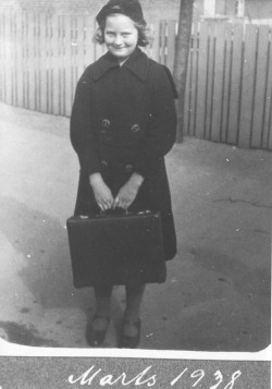 Ingrid Mørck var så glad for at gå i skole, at hun selv blev lærer ved Sønderkærskolen som voksen. Her ses hun med sin skoletaske i 1938.