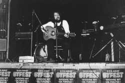 Jan Toftlund på scenen til byfesten på Risbjerggaard, 1977.