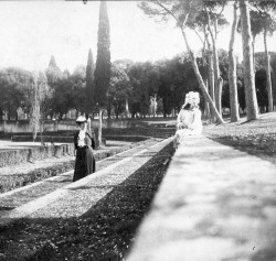 Johanne og Rigmor. Rejsefoto fra Villa Borghese i Rom.