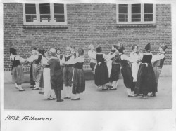 Kettevejsskolen, elever og lærere danser folkedans, 1932. Det lærte man i gymnastiktimerne.