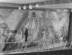 Kommunalbestyrelsens mødesal. Maleren Carlo Rossberg lægger sidste hånd på sit maleri med titlen 'En kommune skabes', 1955.