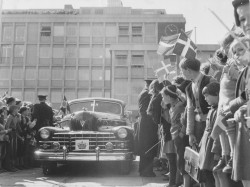 Kongeligt besøg i anledning af Hvidovre Rådhus' indvielse 19. april 1955. Glade børn vinker velkommen med flag.