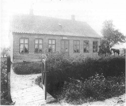 Paradisgården i Avedøre lå cirka, hvor Avedøre Stationsby ligger i dag. Hvad var naturligere end at tage den gamle ejendoms navn til den nye by. Billedet fra 1890 oser af fortidig tryghed og hygge med den nymalede havelågestolpe i forgrunden og bonden selv og hans hest i baggrunden.
(FotoHLA)