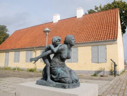 Pedersen-Dans skulptur 'En Moder' foran Rytterskolen i dag.