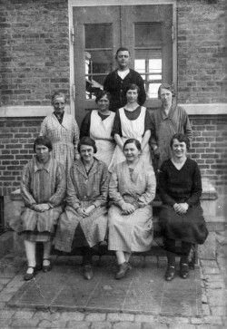 Skolens rengøringsdamer, 1928-1929.