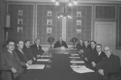 Sognerådet 1937-1941 til møde på kommunekontoret i Hvidovregade 24. For bordenden ses sognerådsformand Arnold Nielsen.