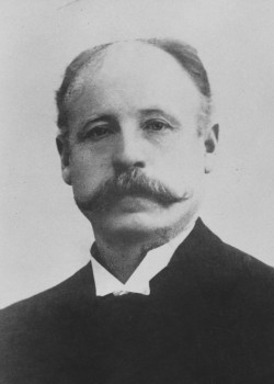 Tømrermester Carl Sofus Pedersen, der opførte Lykkens Minde. Sognerådsmedlem 1909-1913.