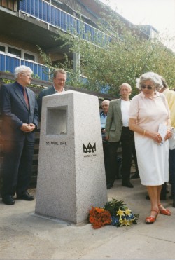 Indvielse af Mindestenen på Hvidovrevej 221 i år 2000. Fra venstre ses Jørgen Schou og borgmester Milton Graff Pedersen.