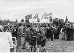 Grundlovsdag 1945. Frihedsfest med sovjetisk, engelsk, amerikansk og dansk flag. Musik og taler på Hvidovre Idrætsplads.