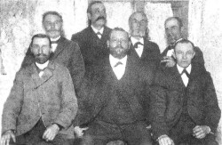 Sognerådet bestod i 1901 af 4 gårdmænd, en maskinist, en gartner og en hjulmand.
Hvidovre Sogneråd 1901
(FotoHLA)