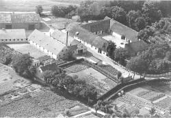 Stevnsbogård var en af de store gårde i Avedøre. I dag er det en selvejende produktionsskole.
Stevnsbogård i 30'eme.
(Foto HLA)