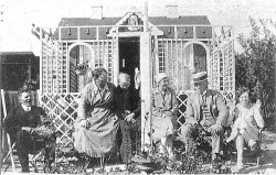 Selv om det var de ulovligt boende husvilde i Hvidovres sommerhuse, der tiltrak sig opmærksomheden, så var der almindelig glæde over det landliggerliv, som udfoldede sig i flertallet af husene.
Risbjerggårds Alle 76, ca. 1920.
(Foto HLA)