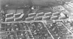 I årene lige efter krigen byggedes der som aldrig før eller siden i Hvidovre. Tusindvis af almennyttige boliger rejste sig i de blokbebyggelser, der blev tidens særkende. Men endnu var det mest traditionelt byggeri, sten på sten, i menneskelige dimensioner, der blev bygget.
Bredalsparken ca. 1955.
(Foto HLA)