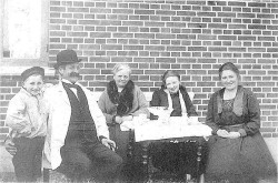 Familien Klarskov ved Poppelhuset i Avedøre.
(FotoHLA)