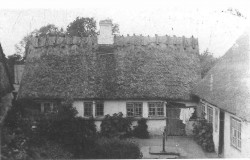 Det stråtækte hus på matrikel 72. Det blev overtaget af kommunen i 1863, hvorefter det fungerede som fattighus frem til 1934, hvor det blev nedrevet.
(Foto HLA)