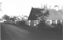 Kommer man fra syd i Hvidovregade oplever man aktivitetscentrets arkitektur mere anonym men dermed også hensyntagende over for landsbygadens oprindelige arkitektur, her repræsenteret ved Hvidovregades formentlig ældste hus.
(Foto HLA)