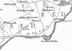 På kortet fra 1766 synes Avedøre at være en meget central landsby med direkte vejforbindelse til både Hvidovre, Brøndbyvester, Glostrup, Avedøre Holme og Køge. At der var direkte vej til den lidt fjerne landsby, Glostrup og ikke til den noget nærmere landsby, Brøndbyøster, forklares af Avedøres kirkelige tilhørsforhold. Inde ad Nye Kiøge Lande Vey ses Flaskekroen, hvor kromanden satte sin advarsel mod Avedørebønderne op.
(Det Kongelige Videnskabers Selskabs Kort, 1766, Kiøbenhavns Amt. Copyright Geodætisk Institut.)