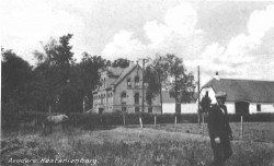 Avedøre var en landsby med velhavende gårdejere, som ikke var særlig glade for naboskabet til de tilflyttere, der kom i 1930’eme.
Postkort fra 1946.
(HLA)