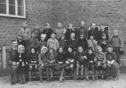 Bentes klassebillede fra 1. klasse på Holmegårdskolen. Bente sidder på nederste række, nr. 4 fra højre.