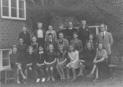 Bentes klassebillede fra 5. klasse på Holmegårdskolen. Bente sidder på nederste række nr. 4 fra højre.