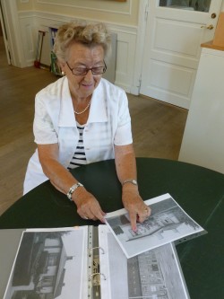 Bente Hansen på besøg på Forstadsmuseet kort efter interviewet. Billedet hun sidder med er af hendes barndomshjem.