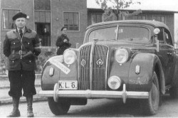 Hvidovrekompagniets chef Svenning Lykke Petersen kom til Hvidovre i 1941. Han blev chef for kompagniet i 1943, efter at folkene havde afsat kompagniets første chef, løjtnant I.C. Her ses Svenning Lykke Petersen umiddelbart efter krigen ved siden af en “organiseret" vogn.
(Foto HLA)
