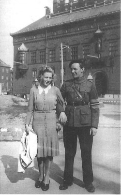 Modstandsmanden John Petersen og hans kone Neel på Rådhuspladsen umiddelbart efter befrielsen.
(Privat foto)