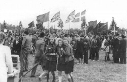 Frihedsfest i Hvidovre med sovjetisk, engelsk, amerikansk og dansk flag i vinden.
(Foto HLA)
