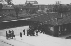 Frihedskæmpere ved Hvidovre Station i dagene efter befrielsen. Få dage før, var det her, Bente gik forbi ledsaget af en bevæbnet tysk soldat.