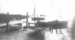 Hvidovre Havn 1918, før den blev industrialiseret i 1930'eme i forbindelse med mørtelværket for enden af Lodsvej. I 1918 gik bådene ud herfra for at fiske og røgte ruser, og lodsbåden fra Kalvebodernes Lodseri havde også hjemme her.
(Foto HLA)