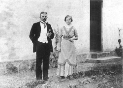 Vognmand J.P Pedersen med knækflip og langpibe var en af pionererne på rutebilområdet. Her ses han sammen med sin kone - de er nygifte og billedet er fra omkring 1900.
(Foto HLA)