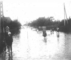 Det blev ikke sidste gang, at der kom vand i gaderne fra Køge Bugt. Den 16.81945 blev Brostykkevej ved Køgevej oversvømmet.
(Foto HLA)