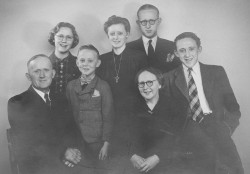 Hele familien Jensen fra Falster. Fra venstre ses Kelds far Laurids, Gurli, Keld, Ruth, hans mor Johanne og Bernt. (Privat foto)
