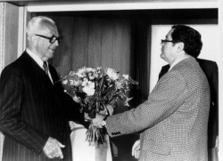Aakjær Ravn og borgmester Kjeld Rasmussen ved Ravns afsked med Brøndby Kommune 1980