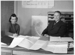 Kommuneingeniør Aakjær Ravn på sit kontor med sin sekretær Gyda Hansen i 1945