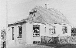 Købmandsbutikken på Risbjergvej 17. Billedet er taget i midten af 50'erne, hvor de lokale købmænd var et almindeligt syn i Risbjergkvarteret.