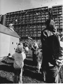 Fredsdemonstration 1984. Børnene sang "Vi voksne kan også være bange".