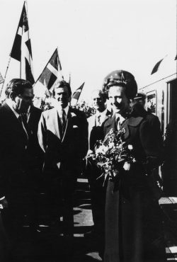 Dronning Margrethe II og Prins Henrik på Brøndby Strand Station.