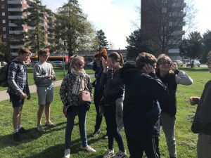 Elever står i et grønt område i Brøndbyøster og lærer om hvilke tanker og idéer der var med til at forme forstaden.